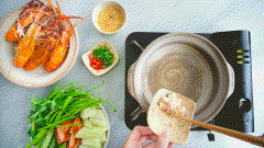 Để thơm ướp khoảng 5 ph thì bắt đầu nấu nước dùng lẩu luôn. Cho hành tím và tỏi vào phi thơm, cha phần thơm vào đảo đều tí tẹo rồi gạn phần nước luộc tôm cho vào.