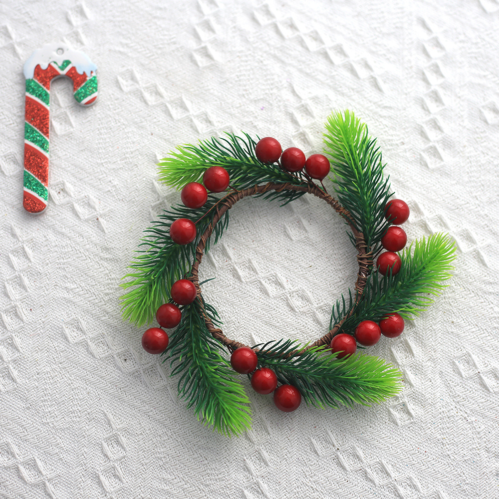 Weihnachtskranz mit Tannennadeln und roten Beeren, 18 cm