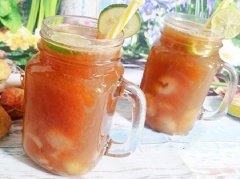 Hòa phần nước cốt vải vào bình trà lọc. Sau đó rót vào cốc thêm vài lát chanh tươi, đá viên rồi mời mọi người thưởng thức.