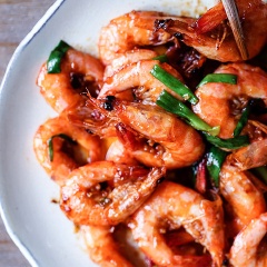 Tôm sốt cà chua béo thơm với những con tôm có kích thước nhỏ vừa, ngấm đều nước sốt chua chua, mặn ngọt hấp dẫn. Đây sẽ là lựa chọn đúng cho món ăn chính trong những ngày đông.