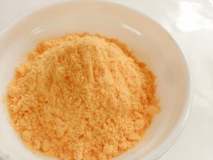 Chuẩn bị bánh gạo, bột phô mai, cho cả 2 nguyên liệu ra đĩa để riêng.