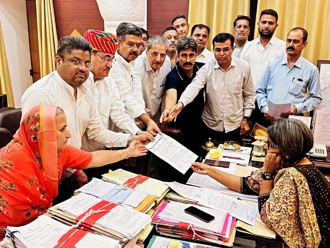 आज बीकानेर जिला कलेक्टर से बीकानेर जिले में बिजली आपूर्ति में सुधार की मांगों को लेकर मुलाकात कर ज्ञापन सौंपा।