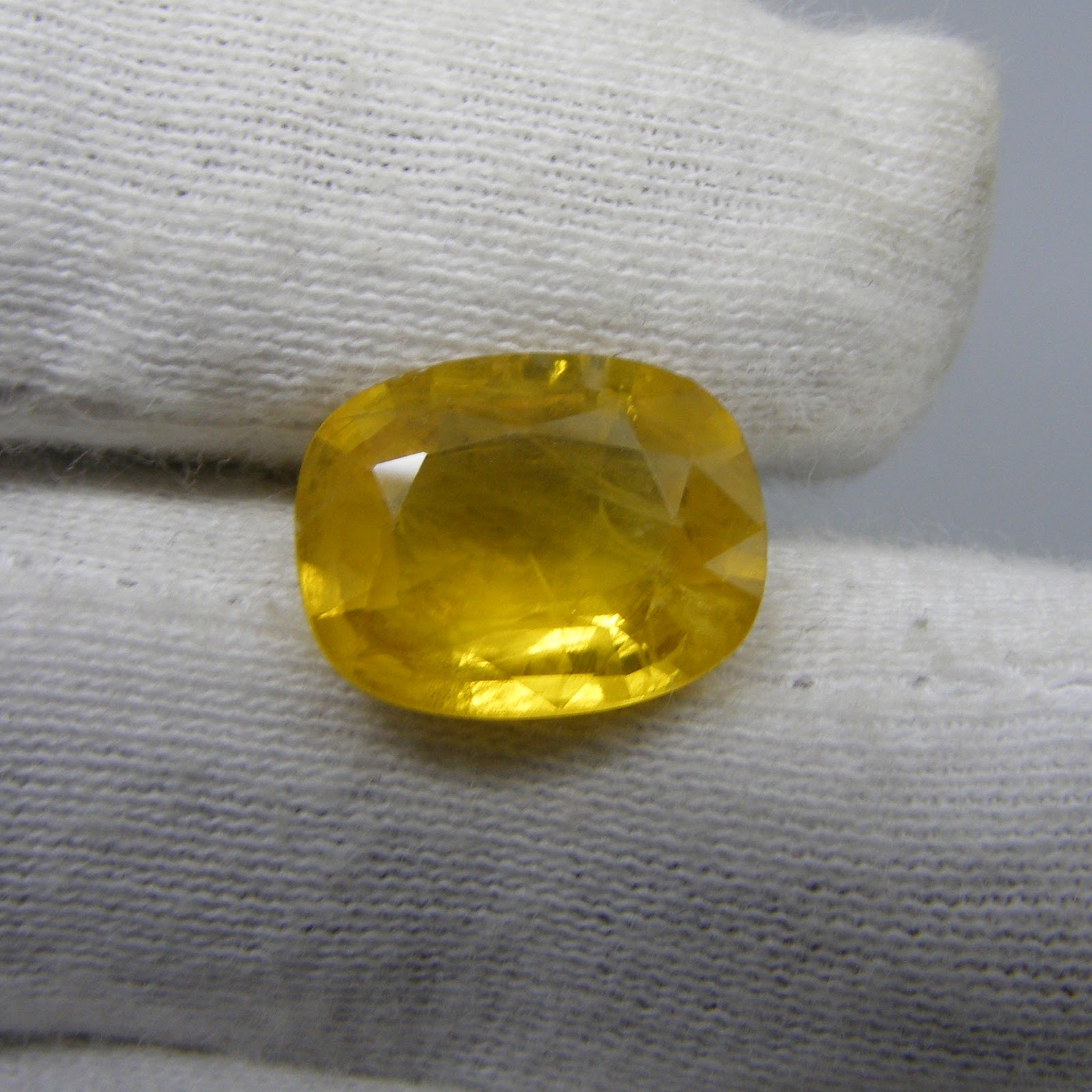 Natural bangkok Yellow Sappire 5.98 cts