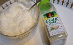 Trộn mayonnaise với hỗn hợp gia vị muối, tỏi, rau mùi sau đó quết hỗn hợp này lên gà rồi dùng màng bọc thực phẩm bọc gà lại để trong tủ lạnh.