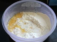 Đun chảy 20 bơ rồi đem trộn với 300g bột, 3g men nở, 10g đường và 1/4 muỗng cà phê muối.