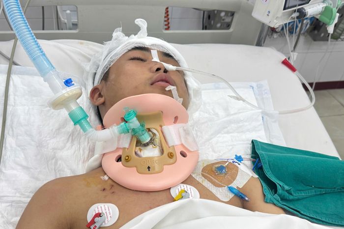 Mẹ chưa lành vết mổ vẫn nhịn ăn, cha xe ôm định bán 'cần câu cơm' cứu con - Báo VTC News