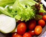 Rửa sạch salad, cà chua,củ hành để ráo. Salad cắt nhỏ, cà chua cắt đôi, củ hành cắt vuông. Sốt mè rang có đủ vị, nên trộn đều nếm vừa khẩu vị là được