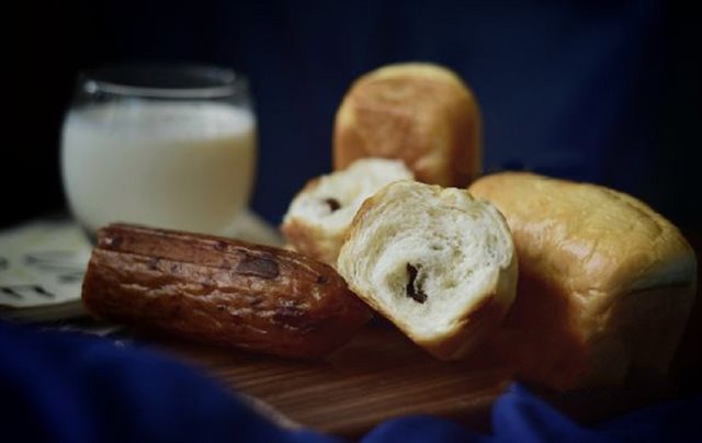 Bánh Mì Nướng Nhân Nho Và Việt Quất Khô