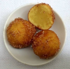 Bánh bên ngoài vàng giòn, bên trong dẻo, vị ngọt vừa, thơm mùi quế dễ ăn, không đắng.