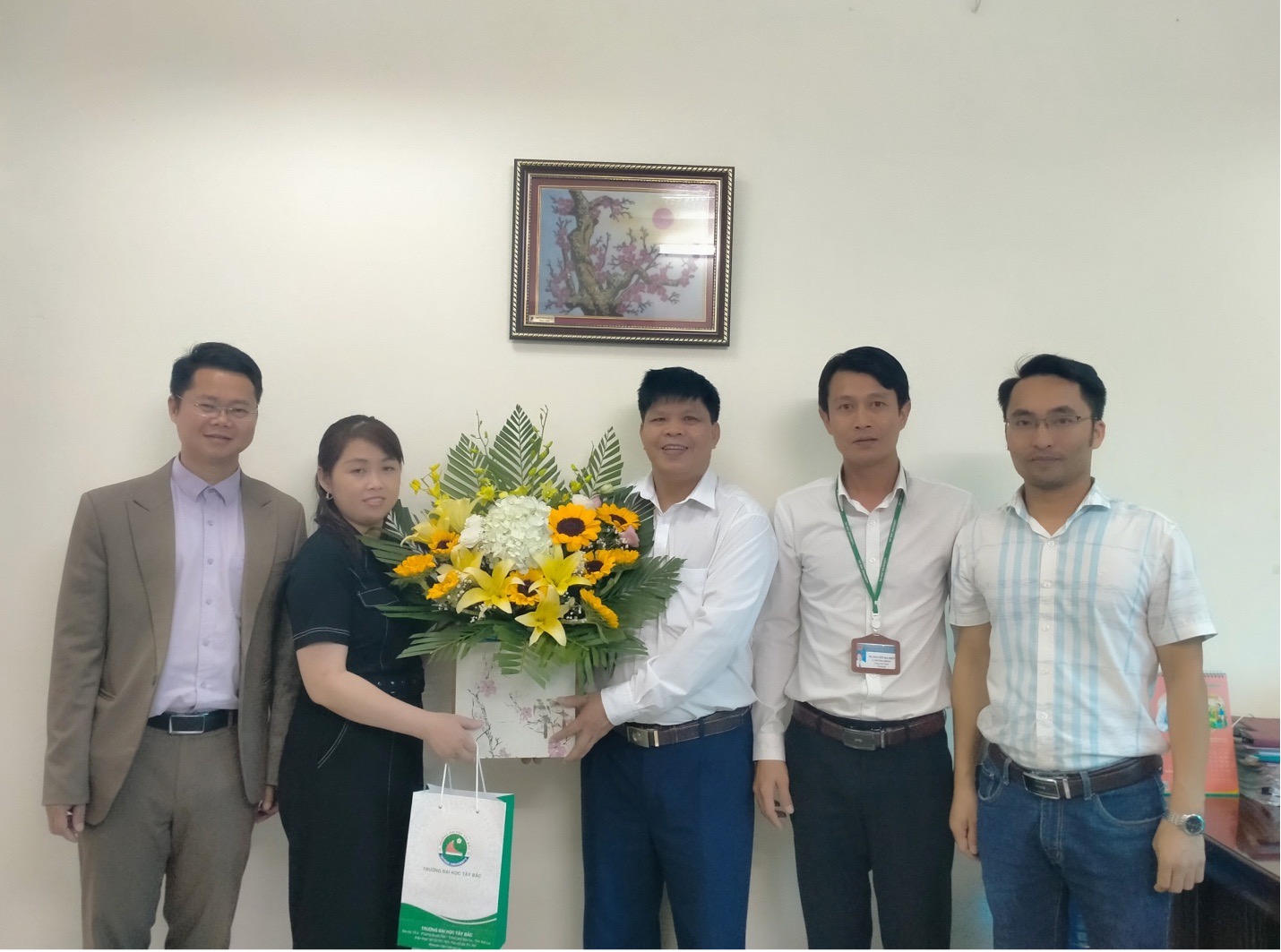 Trường Đại học Tây Bắc tặng hoa chúc mừng kỷ niệm 18 năm Ngày Doanh nhân Việt Nam
