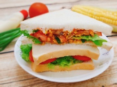 Cho sốt cá hộp lên một lát bánh mì, thêm cà chua và xà lách lên trên. Lại cho tiếp một lớp sốt cá nữa. Tùy sở thích và khẩu vị, bạn chó thể cho thêm một ít tương ớt và mayonnaise lên nữa. Xếp 1 lát bánh mì nữa lên là hoàn thành bữa sáng thơm ngon nhanh gọn cho cả nhà rồi.