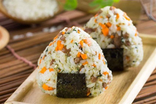 Cơm Nắm Hỗn Hợp