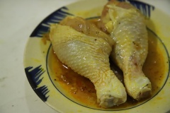 Bước đầu tiên, ướp gà cùng 10gr hành tím, 1 muỗng cà phê tiêu, 1 muỗng cà phê đường, 1 muỗng cà phê hạt nêm, 1 muỗng canh dầu điều, 1 muỗng canh nước mắm. Ướp khoảng 20 phút để gà ngấm gia vị.