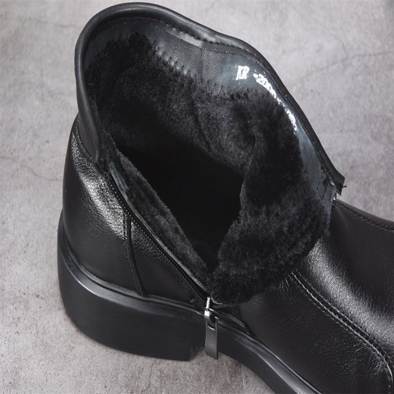 Men's Chelsea boot made of genuine leather with zipper