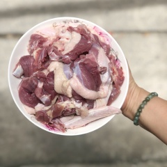 Rửa sạch vịt với nước muối có pha chút chanh, sau đó đập dập củ gừng chà sát lên mình vịt, rồi rửa qua nước lạnh, đề ráo.