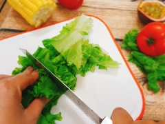 Xà lách, cà chua rửa sạch. Xà lách cắt thành khúc vừa ăn. Cà chua cắt lát. Bắp rửa sạch, tách hạt. Đun sôi 2 chén nước. Trụng bắp qua nước sôi, rồi vớt ra tô nước lạnh. Vớt bắp ra để ráo. Hành tây bóc vỏ thái lát mỏng. Ngâm hành với nước đá cho bớt hăng.