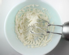Phần kem trang trí: cho 50 bơ lạt, 300g đường bột, 50g mỡ trừu, tinh chất bạc hà, 1/2 muỗng tinh chất vani vào âu rồi đánh cho bông đều. Sau đó cho 2 muỗng sữa hạnh nhân vào đánh cho hỗn hợp vào nhau. Kẹo giã nhỏ. Cho kem vào túi bắt và bắt thành hình trên bánh cupcake, sau đó rắc kẹo lên trên là xong rồi đó.