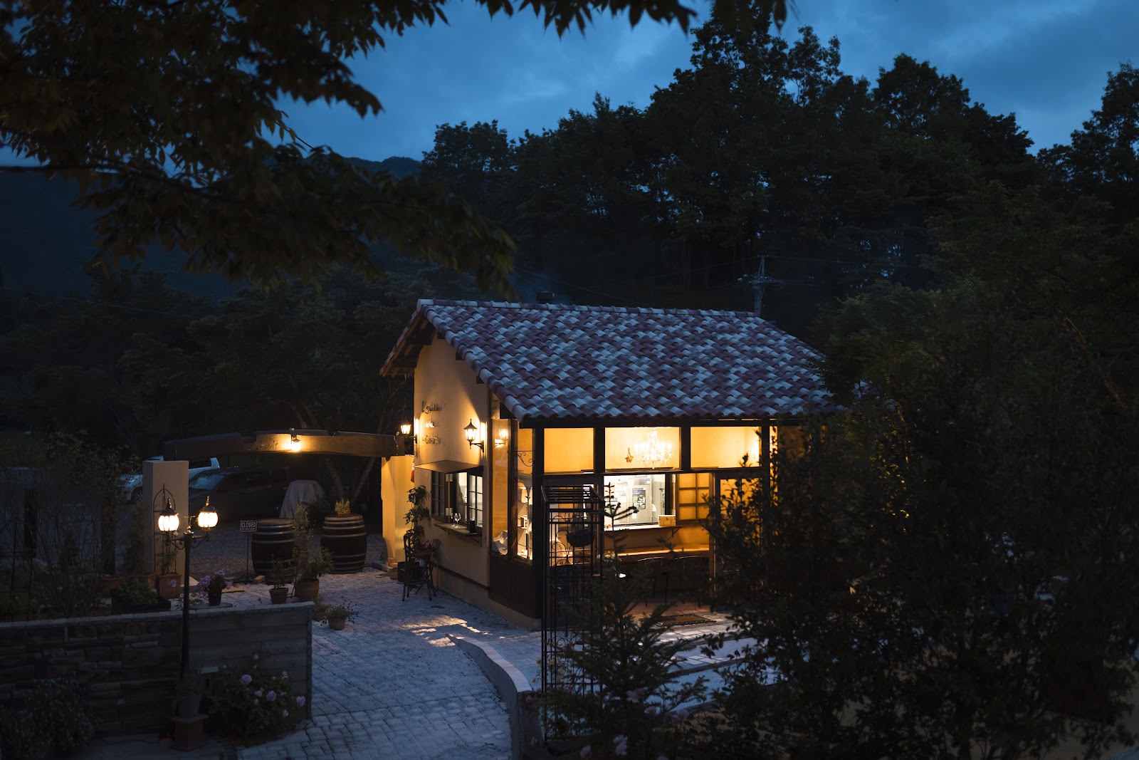 宮崎 宿泊｜観光を足さず静かな夜を残すオーベルジュ滞在｜雨の日・食を目的にした旅に関連するCORASITAの外観・夜の外観の写真 1