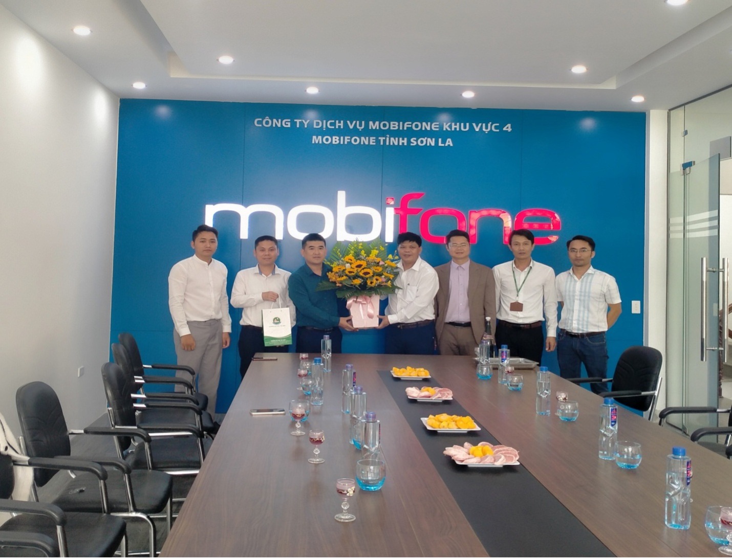 Trường Đại học Tây Bắc tặng hoa chúc mừng kỷ niệm 18 năm Ngày Doanh nhân Việt Nam