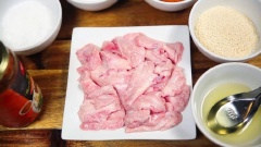 Vú heo (nầm heo) sau khi mua về, rửa sạch, thái thành từng miếng mỏng có độ to vừa phải. Rau sống rửa sạch. Hành tím và tỏi bóc vỏ, băm nhuyễn. Cà tím thái lát nhỏ, ngâm vào nước muối pha loãng cho không bị thâm rồi vớt ra rổ, để ráo nước. Đậu bắp rửa sạch, bổ đôi.