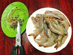 Tôm chọn những con không quá lớn, tốt nhất là tôm còn sống. Tôm mua về rửa sạch sau đó cắt bỏ râu và phần đầu nhọn của tôm, hành tím và tỏi đem băm nhỏ.