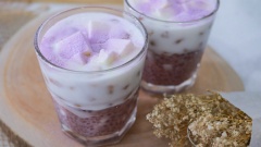 Khi ăn múc chè bột báng dừa non ra, thêm đậu phộng, thạch sữa dẻo, ít đá, rưới nước cốt dừa lên trên rồi thưởng thức thôi. Món chè rất thơm mùi của khoai môn, ăn vào nghe bùi bùi sần sật vị bột báng và đậu phộng, dừa non mềm, nước cốt dừa và thạch sữa béo ngậy, tất cả hòa quyện lại trong một chén chè nhỏ bé nhưng cực kì tỏa sáng luôn.