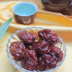 Mứt táo ta với những trái táo tươi chín mộng nước, được rim cùng đường vàng có màu nâu huyền đẹp mắt, là món ăn vặt dùng đãi khách đến chơi nhà ngày Tết.