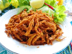 Bạn bảo quản thịt heo khô xé sợi bằng cách cho vào hũ để nơi thoáng mát. Heo khô xé sợi có vị cay cay, ngọt ngọt và mặn vừa phải, nhâm nhi cực thích. Đây sẽ là mồi nhấm bia, rượu vô cùng hấp dẫn cho ông xã nhà bạn nhé!
