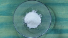 Cho đường, bột bắp và muối vào âu, trộn đều hỗn hợp lên.