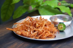 Khô mực chiên nước mắm cháy tỏi có mùi vị rất hấp dẫn nhé! Sợi mực vừa dai vừa giòn ăn thích cực luôn. Nếu thích thì các bạn có thể vắt thêm một ít chanh hoặc quất nữa...