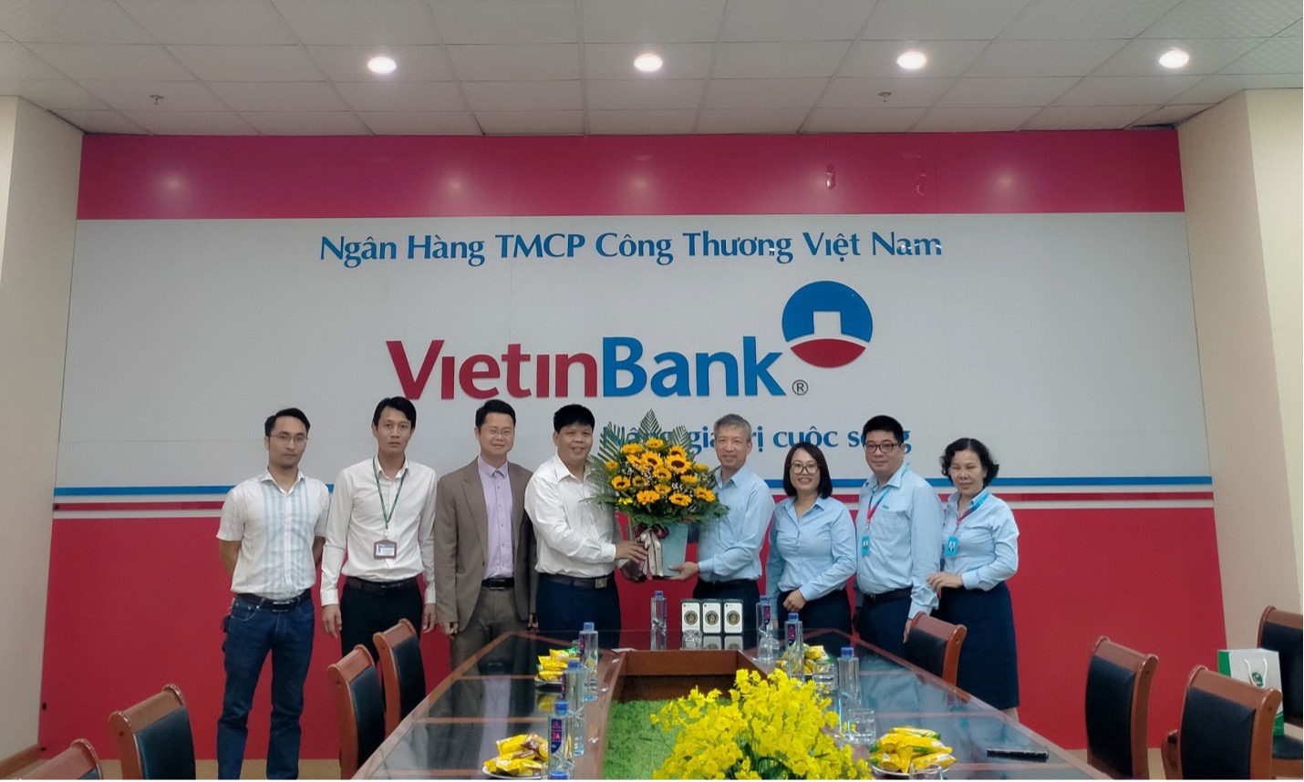 Trường Đại học Tây Bắc tặng hoa chúc mừng kỷ niệm 18 năm Ngày Doanh nhân Việt Nam