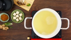 Nấu dashi: Dùng khăn ẩm lau sạch bụi trắng trên tảo bẹ. Cho 15gr tảo vào nồi 700ml nước, đun 10 phút rồi vớt ra. Sau đó cho thêm 15gr cá bào vào, đun sôi thì tắt bếp, chắt lấy nước và bỏ phần xác cá.