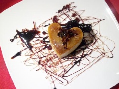 Cuối cùng bày trí bánh flan và caramel ra đĩa rồi thưởng thức.