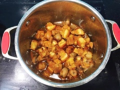 Bắc nồi lên bếp, cho thịt vào đảo cho săn. Khi thịt săn, thêm chút nước sôi sao cho ngập mặt thịt, kho với lửa vừa. Khi nước gần cạn, thịt chín mềm, cho nấm rơm vào đảo đều, kho thêm khoảng 5-7 phút nữa, nêm nếm lại lần nữa cho vừa ăn. Cho bột ngọt và rắc ít tiêu lên trên. Ăn nóng hay nguội đều ngon.