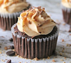 Chế bột vào khuôn bánh cupcake đến khoảng 2/3 khuôn là được, vì còn để khoảng trống cho bánh nở. Bật lò ở 180 độ C, cho bánh vào nướng khoảng 20 phút, kiểm tra thấy bột đã khô bằng tâm tre là bánh chín. Để nguyên bánh trong khay nướng cho nguội từ 10 - 15 phút rồi mới lấu ra bên ngoài.