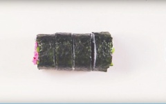 Sau khi cuộn xong, bạn dùng dao bén cắt miếng sushi hoa anh đào vừa ăn. Cẩn thận không làm vỡ cuộn sushi nhé! The final part is to carefully cut the Ume sushi roll and make sure that you do not break it!