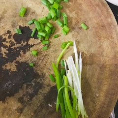 Lê và hành lá rửa sạch, gọt vỏ, và thái sợi. 1 cây hành lá cắt nhỏ.
