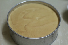 Chia đều bột ra khuôn bánh, dàn cho phẳng. Rồi cho vào lò nướng. Nếu dùng lò công nghiệp như hình trên thì nhiệt mặt 180 độ C, nhiệt đáy 160 độ C. Cho khuôn bánh vào nướng trực tiếp trên sàn mặt lò, không cần dùng khay nướng. Nếu lò lò nhỏ gia đình thì cho khuôn bánh vào khay nướng rồi nướng ở rãnh gần phía dưới của lò, nhiệt khoảng 150-180 độ C tùy theo từng lò nướng. Nướng khoảng 30 phút, kiểm tra nếu bánh đã chín thì cho bánh ra khỏi lò.