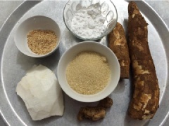 Khoai mì tươi mua về bóc sạch vỏ bên ngoái, rửa sạch cắt miếng vừa ăn. Ngâm khoai mì vào nước lanh có pha chút muối ít nhất 3h để khoai ra hết nhựa. Trong khi ngâm thỉnh thoảng các bạn thay nước ngâm khoai mì để nước trong và khoai mì không bị chua. Vớt khoai mì ra rửa lại thật sạch, để ráo nước.