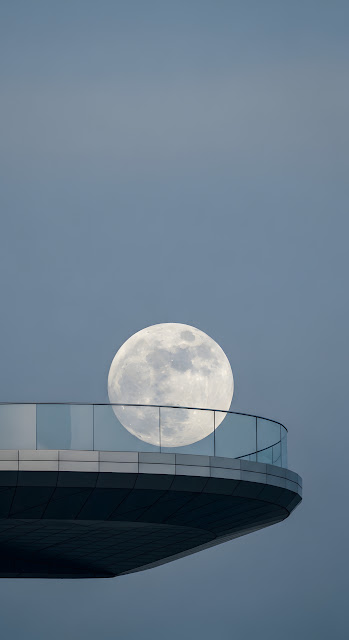 Minimalist View of a Modern Skyscraper Observation Deck Edge Against a Large Full Moon - Free mobile Wallpaper