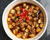 Cho nước mắm chay+ nước lọc + đường + muối vào chén khuấy đều 
- Đậu hũ, mì căn thái hột lựu --> chiên giòn
- Cho đầu hành boaro vào chảo trên phi thơm --> cho hỗn hợp mắm đường + ớt + 2m tiêu hột vào --> đun nhỏ lửa cho đến khi nước hơi keo lại và chuyển màu cánh gián thì nêm nếm lại cho vừa khẩu vị --> cho đậu hũ + mì căn đã chiên vào đảo đều rồi tắt bếp. Cho hành lá + 1/2m tiêu hột vào.
- Múc kho quẹt ra chén.