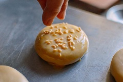 Làm nóng lò nướng đến 200 độ C. Đặt bánh lên khay, phết một lớp trứng đánh tan, rắc mè lên và cho bánh vào lò nướng 25 phút đến khi bánh chín vàng đều là được rồi đó.
