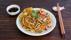 Cho thêm đậu hủ chiên giòn lên mặt là xong rồi. Đây cũng là một món nên dùng thử cho những ai đã quá ngán với món chay quen thuộc. Nếu nấu chay các bạn chỉ cần thay hành tím và tỏi bằng hành boa rô nhé. Mì đậu hũ rất thơm khi kết hợp cùng các loại rau củ sẽ vô cùng thanh mát, bổ dưỡng. Đừng tưởng ăn chay là đạm bạt, không đa dạng nha. Thử ngay thôi!