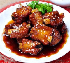 Cho gia vị vào thịt và thêm một ít nước sau đó để lửa nhỏ và kho liu riu cho thịt thấm, kho tới khi nước keo lại tạo thành hỗn hợp dẻo deo thì tắt bếp. Cho ra dĩa món này sẽ thưởng thức với cơm trắng.