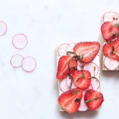 Sandwich dâu tây củ cải đường là món ăn sáng đơn giản, nhanh gọn và nhẹ cũng như khá tiện lợi, tiết kiệm thời gian cho bạn trong những ngày bận rộn nhưng vẫn chứa đủ dinh dưỡng đấy. Còn chờ gì mà không lưu lại công thức ngay nào.