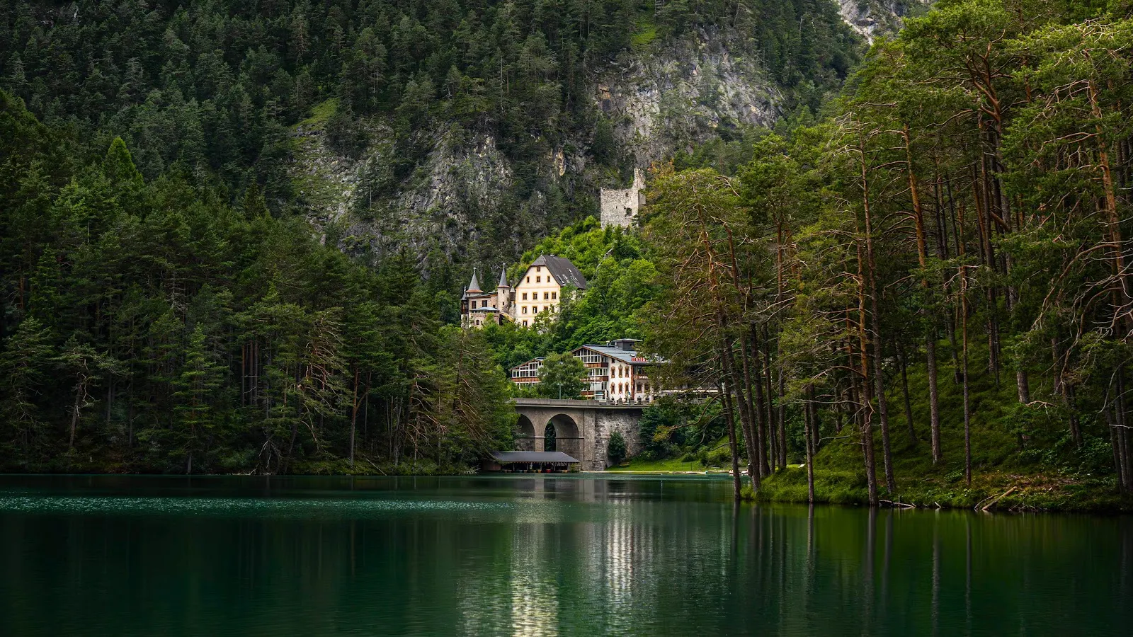 Historic Castle By Alpine Lake - Landscape Photography 5K Wallpaper (5120x2880)