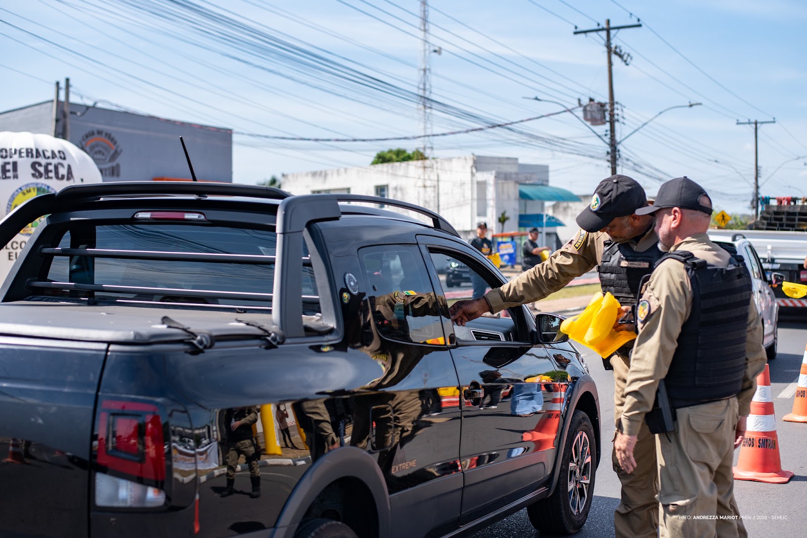 Agente da SMTRAN realiza abordagem educativa com motorista durante a Semana Nacional do Trânsito em Boa Vista Roraima.