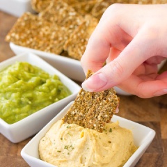 Vậy là chúng ta đã hoàn thành xong món snack bông cải nướng giòn khá là dễ làm phải không nào. Khi bạn đã quá chán ngán với những kiểu lowcarb thông thường thì hãy làm ngay cho mình một mẻ snack bông cải này để dùng ăn dần nhé. Không những dùng snack bông cải để ăn kiêng, đây còn là một món ăn vặt để hội chị em nhâm nhi mỗi khi buồn miệng đấy. Nhanh tay lưu ngay cách làm snack bông cải này lại nhé.