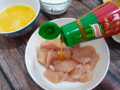 Ướp vào ức gà 20gr xốt nêm thịt gà Knorr, 2 gr tiêu 15’ cho thấm vị