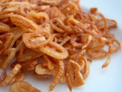 Đun nóng 3 muỗng canh dầu ăn, cho hành tím vào phi vàng rồi vớt ra để ráo dầu.